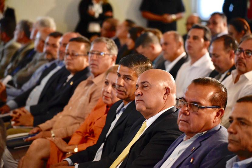 Un grupo de alcaldes reunidos durante una cumbre del Senado. (GFR Media)