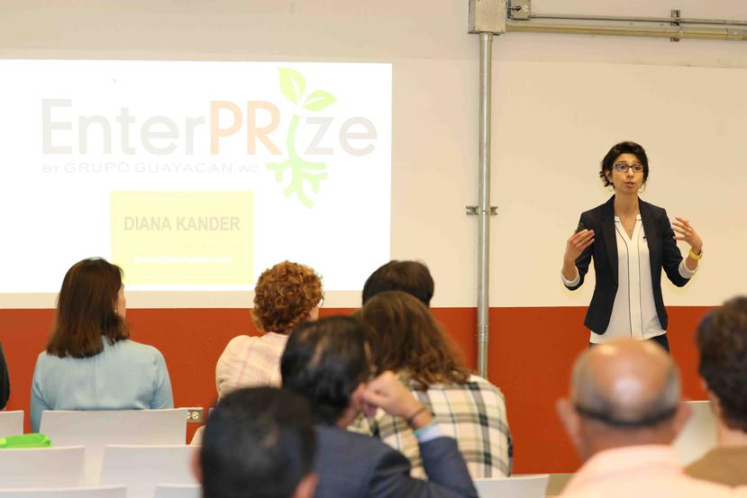 La empresaria Diana Kander da su charla durante el evento de lanzamiento de la más reciente edición del programa EnterPRize. (Suministrada)