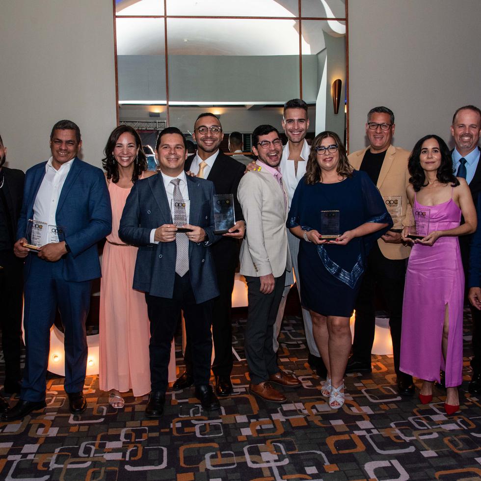 El grupo de reporteros, fotoperiodistas y videógrafos galardonados en la gala de premiación del Overseas Press Club de Puerto Rico.