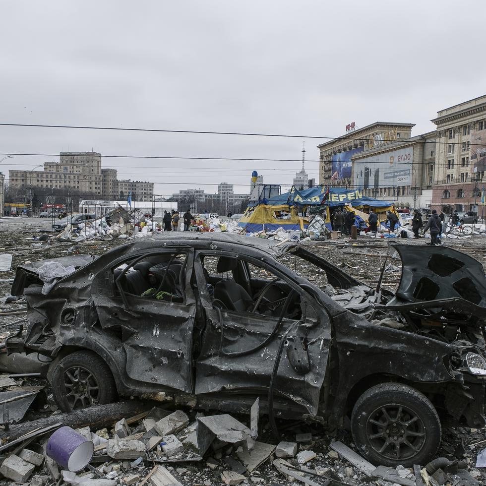 Vista de la plaza central de Járkiv, la segunda ciudad de Ucrania, tras bombardeos rusos, el 1 de marzo de 2022. (AP Foto/Pavel Dorogoy)