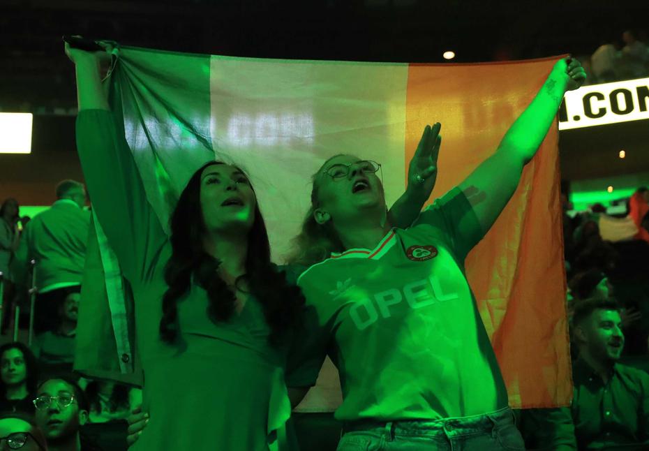 Les fans étaient divisés tout au long de la bagarre.  Sur les photos, deux fans avec le drapeau irlandais en faveur de Taylor. 
