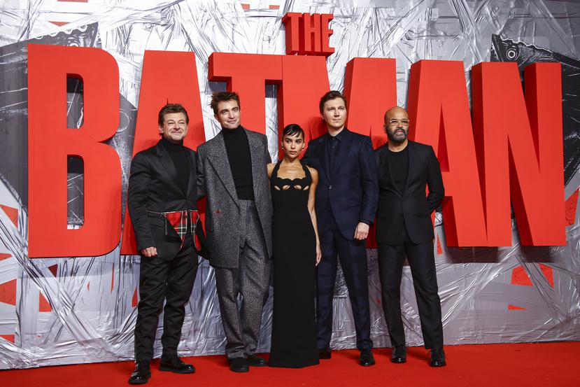 De izquierda a derecha, Andy Serkis, Robert Pattinson, Zoe Kravitz, Paul Dano y Jeffrey Wright posan al llegar a la premiere de "The Batman" en Londres.