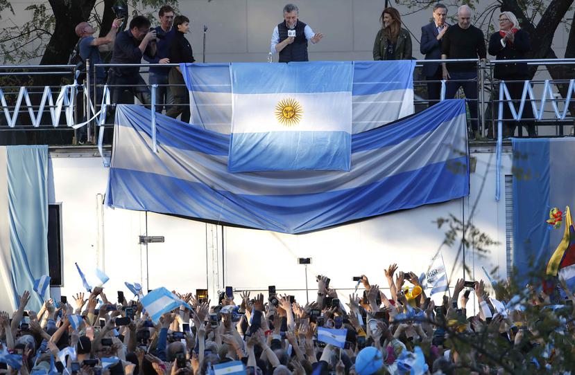 El presidente argentino Mauricio Macri saluda a sus partidarios durante un acto de relanzamiento de su campaña electoral en Buenos Aires, Argentina. (AP/Natacha Pisarenko)