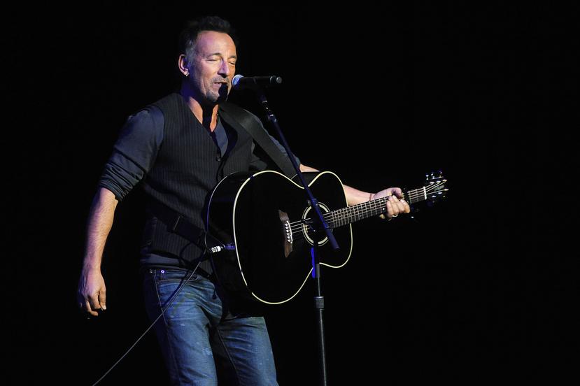 Springsteen tocó cinco canciones en acústico, incluyendo "Growin' Up", "Dancing in the Dark" y "Born in the U.S.A" ante una legión de fans, oficiales militares, soldados y ejecutivos corporativos en el Madison Square Garden. (The Associated Press)