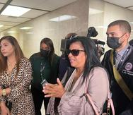 Carmen Rosa Santos (derecha), madre de Justin Santos, durante una vista en el Tribunal, el 29 de noviembre de 2022.