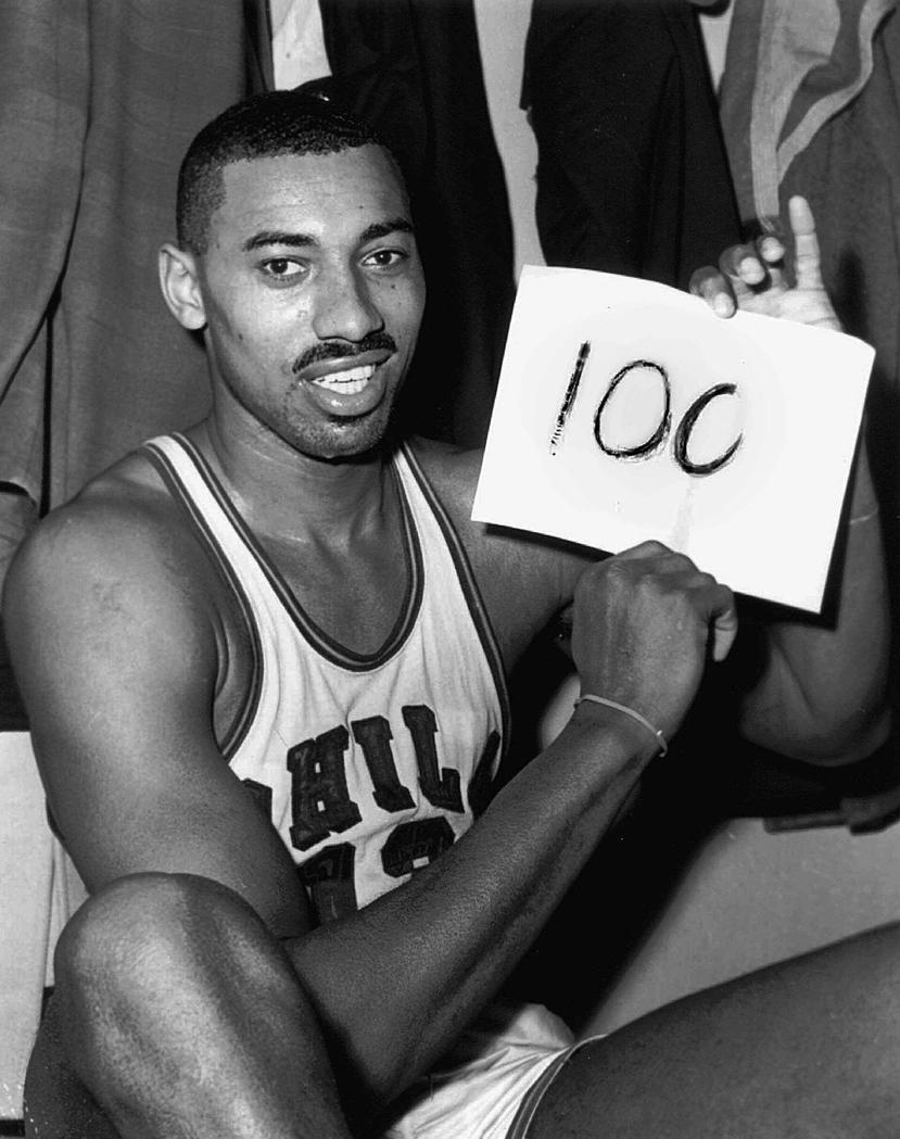 Wilt Chamberlain, 31,419 puntos. Chamberlain, uno de los jugadores más dominantes en la historia del baloncesto, es el único que ha anotado 100 puntos en un partido de NBA. (AP)