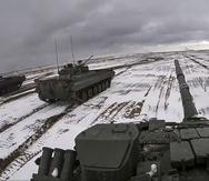 ARCHIVO - La imagen tomada de un video distribuido por el Servicio de Prensa del Ministerio de Defensa ruso el 2 de febrero de 2022 muestra tanques rusos y bielorrusos en un ejercicio militar conjunto en el campo de Brestsky, Bielorrusia. (Servicio de Prensa del Ministerio de Defensa via AP, File)