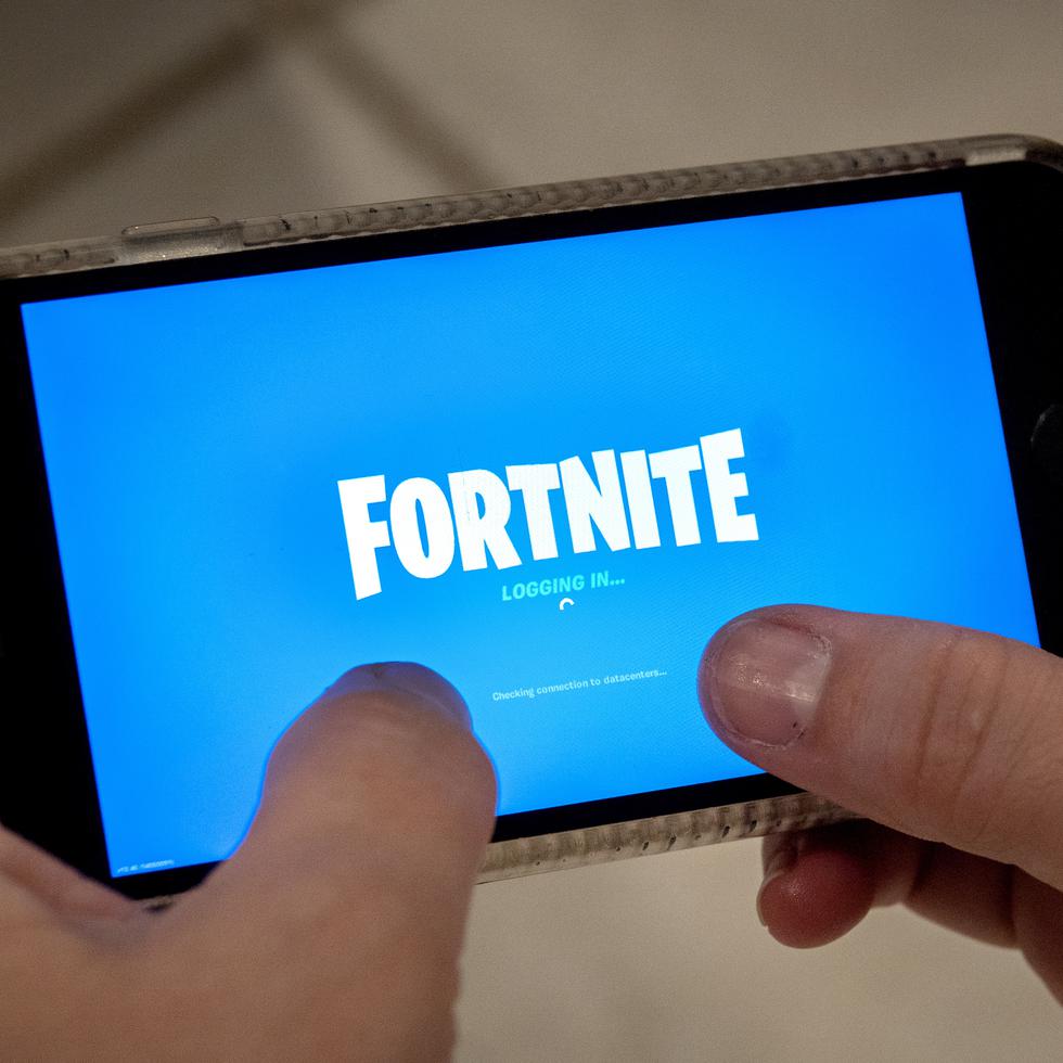 Una persona jugando Fortnite en un teléfono celular, en una fotografía de archivo.