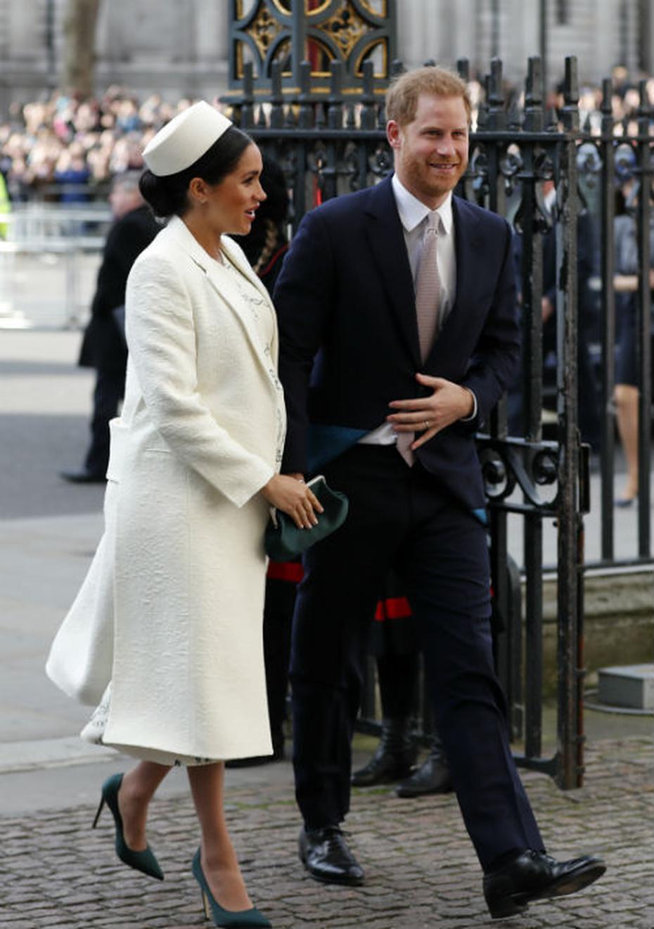 La duquesa de Sussex, Meghan Markle, y el príncipe Harry a un año de que su hoy esposa acudiera al primer acto oficial poco después de comprometerse. (AP)