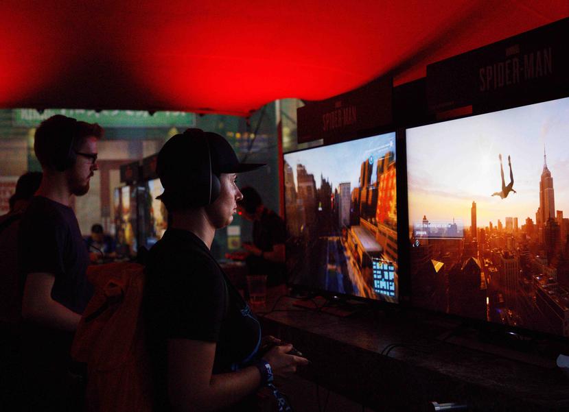 Varios aficionados juegan al videojuego Spider-Man durante la fiesta de Sony Playstation E3 en Los Ángeles, California. (Agencia EFE)