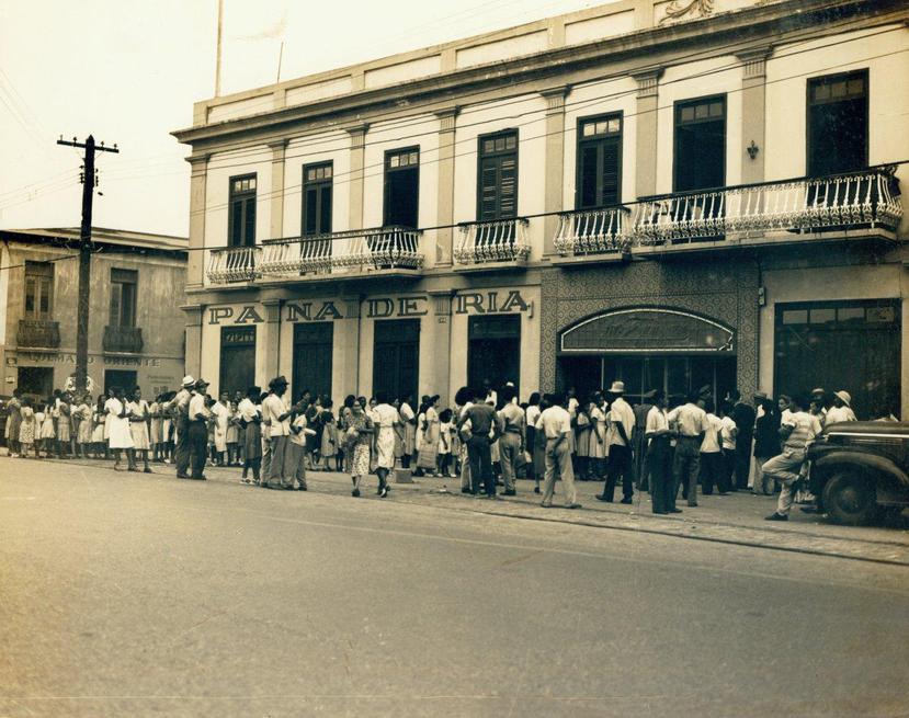 Puertorriqueños haciendo fila para comprar pan en 1942 durante la crisis que provocaron los ataques de submarinos nazis en el Caribe durante ese año.