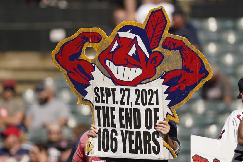 Fanáticos de Cleveland sostienen un cartelón que expresa el final del nombre de Indians tras más de cien años de existencia.