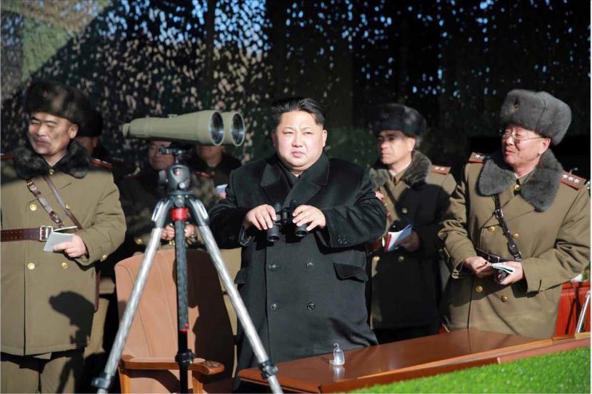 Foto cedida hoy del líder norcoreano Kim Jong-un observando un concurso de artillería militar en Corea del Norte. (EFE)