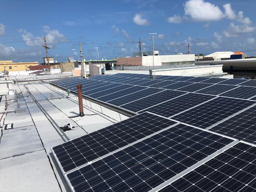 El proyecto contempla la ubicación de paneles fotovoltaicos en los techos de establecimientos y residencias.