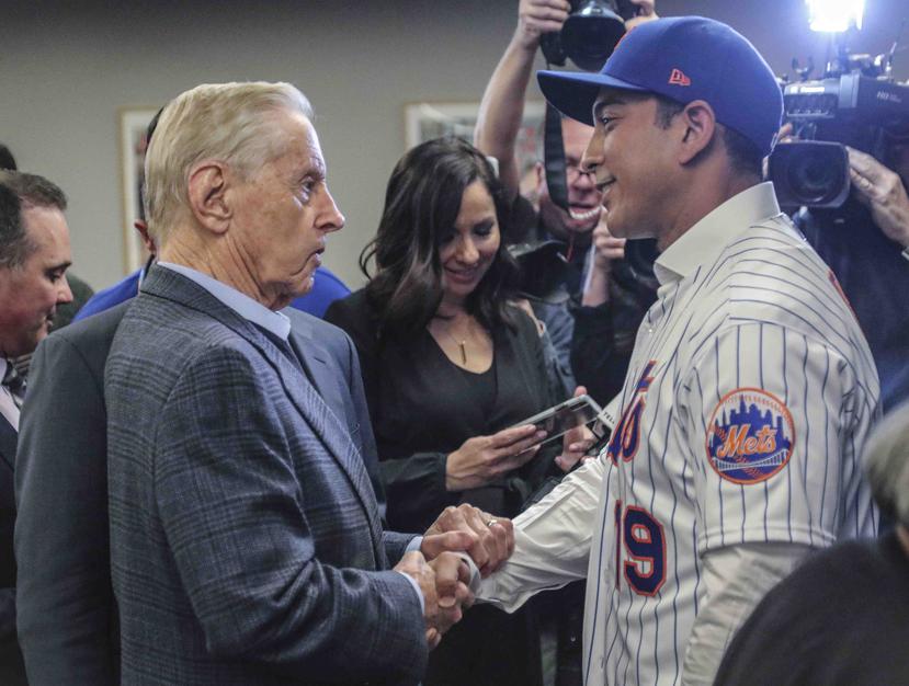 El actual dueño de los Mets, Fred Wilpon, estrecha la mano del nuevo dirigente de la franquicia, Luis Rojas. (AP / Bebeto Matthews)