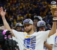 Stephen Curry carga con el trofeo de Jugador Más Valioso de la final del Oeste de la NBA.