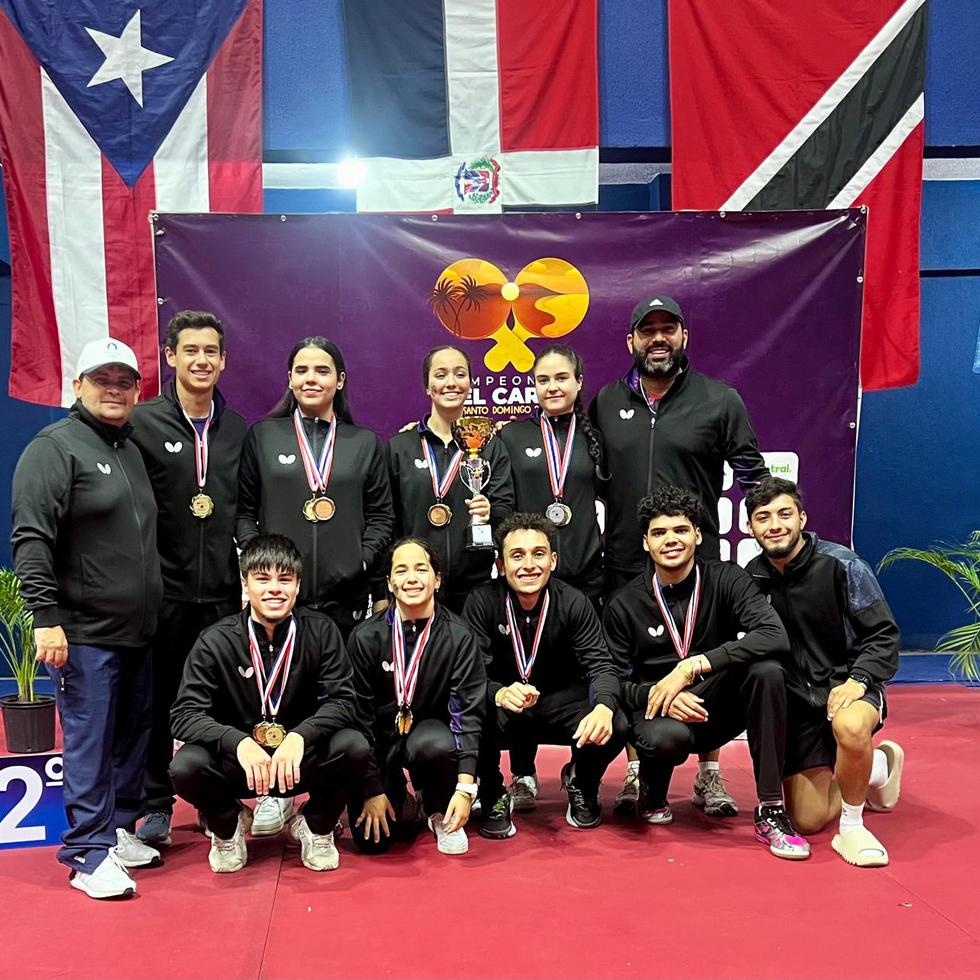 Los equipos nacionales de tenis de mesa muestran las medallas que ganaron en República Dominicana.