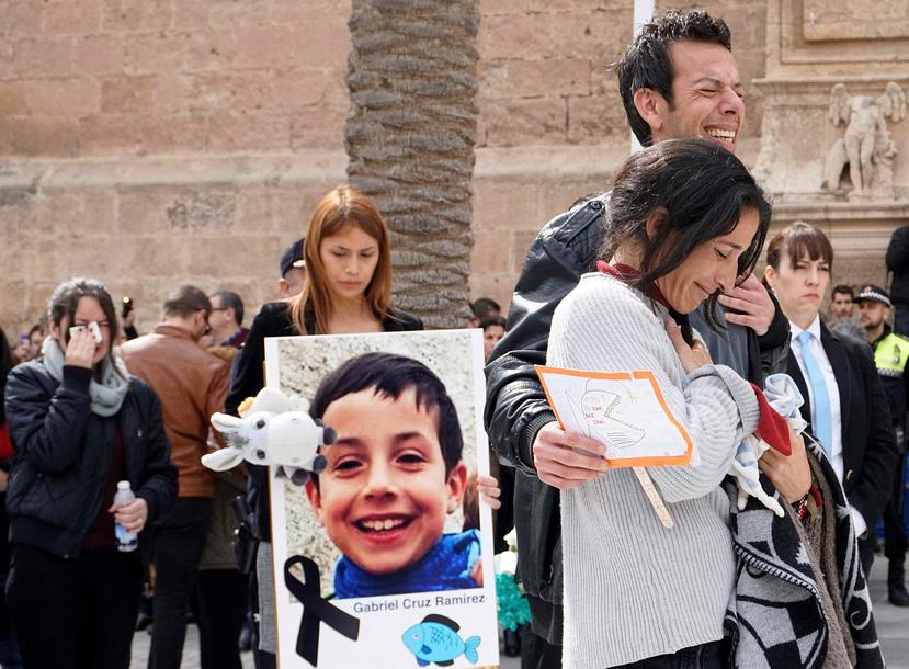 Los padres de Gabriel Cruz, durante el sepelio del niño en Almería, España. (EFE)