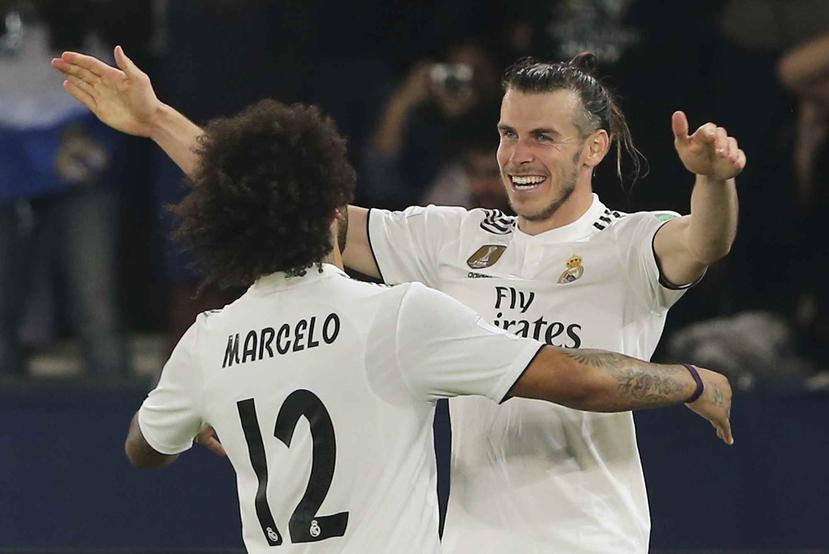 Gareth Bale del Real Madrid festeja con su compañero Marcelo (izquierda) tras anotar el tercer gol en la victoria 3-1 ante Kashima Antlers en las semifinales del Mundial de Clubes. (AP)