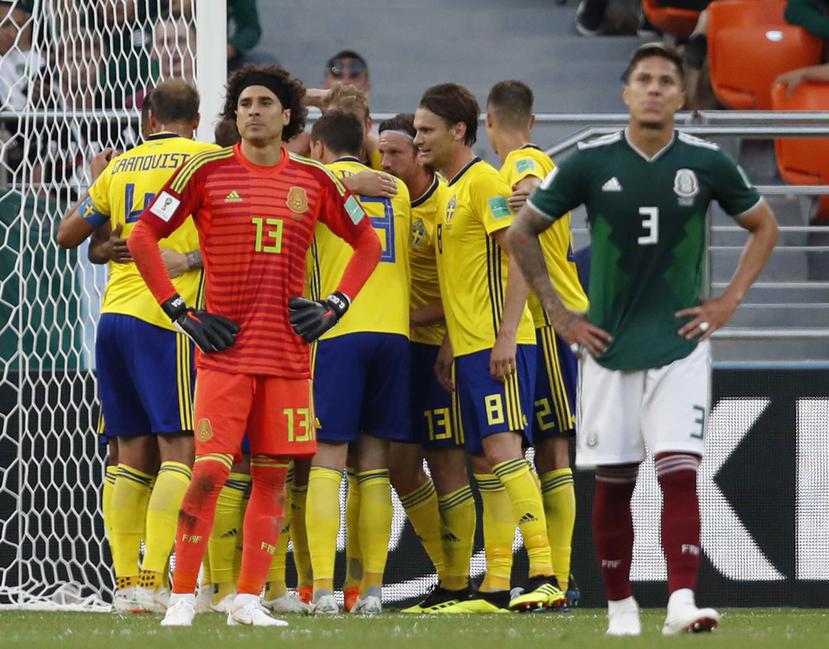 Guillermo Ochoa y Carlos Salcedo reaccionan luego de un gol de Suecia. (AP)