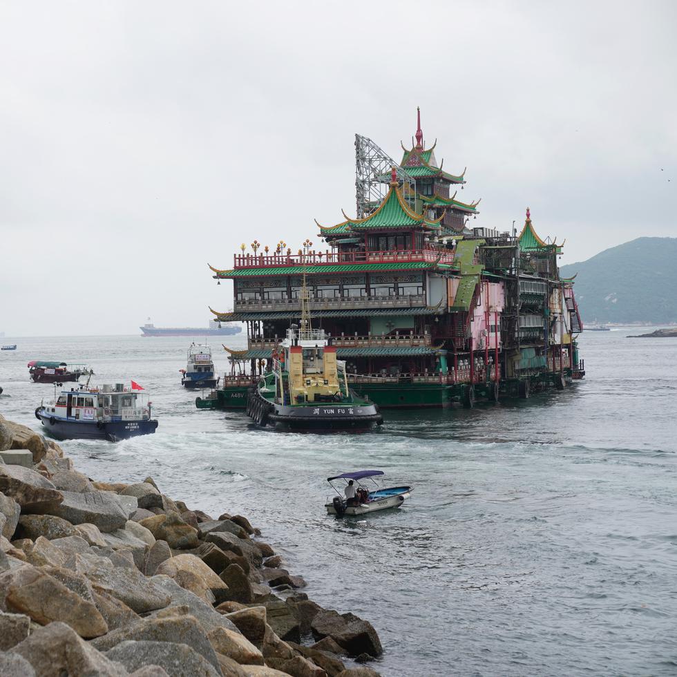 Una imagen de archivo del icónico restaurante flotante Jumbo de Hong Kong mientras es remolcado mar adentro el pasado 14 de junio.