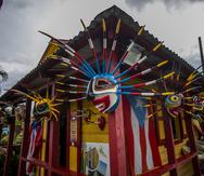Fachada del Batey de los Ayala, en Loíza, y sus máscaras de vejigantes hechas de coco. 

Xavier Garcia / Fotoperiodista
