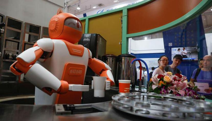 Un robot prepara bebidas durante una exhibición organizada en el ámbito del Congreso Mundial de Robótica en Pekín. (EFE)