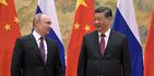 Los presidentes Xi Jinping, de China, derecha, y Vladimir Putin, de Rusia, conversan durante su encuentro en Beijing, 4 de febrero de 2022.