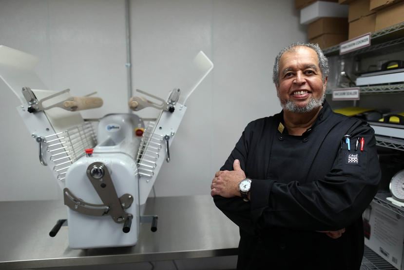 El chef Carlos Yunes, coordinador del Programa de Especialista en Artes Culinarias, muestra el equipo con que cuenta el lugar.