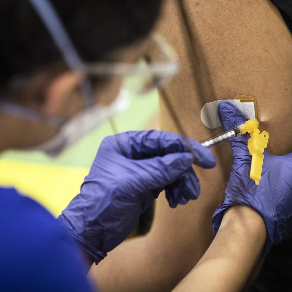 Fotografía de archivo en la que se ve cómo una persona es vacunada contra la viruela del mono en Los Ángeles (EE.UU.) el pasado 10 de agosto. EFE/EPA/ETIENNE LAURENT
