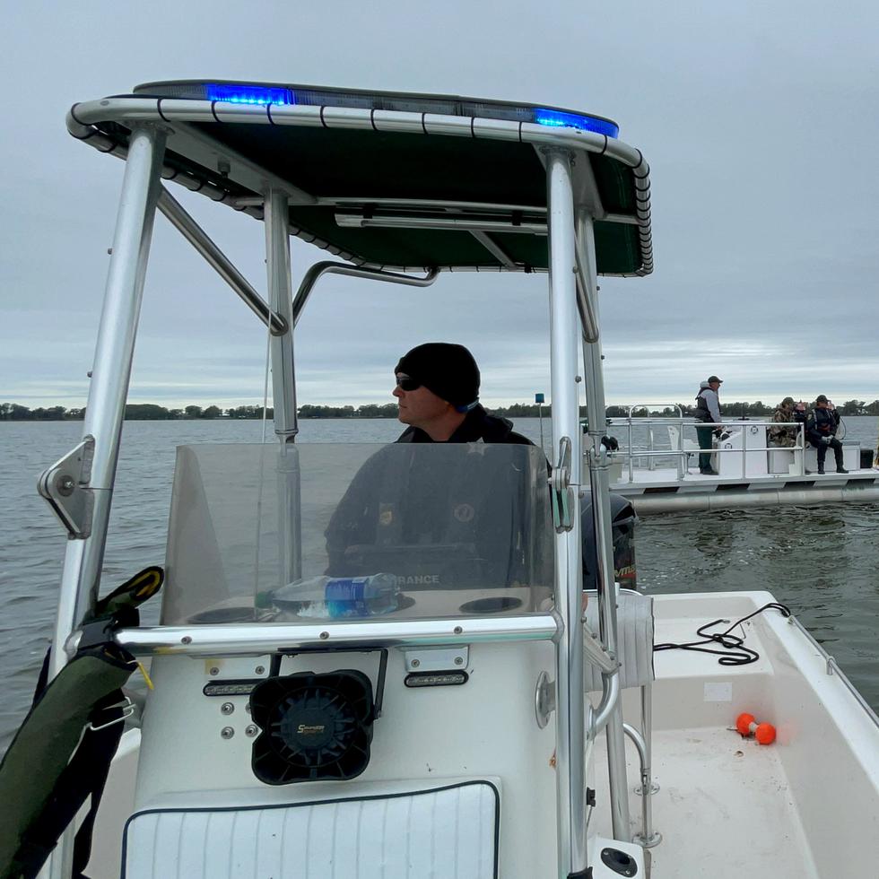 Las autoridades usaron tecnología del Servicio de Conservación y Vida Silvestre para rastrear bajo el agua y así poder encontrar ambos cuerpos.