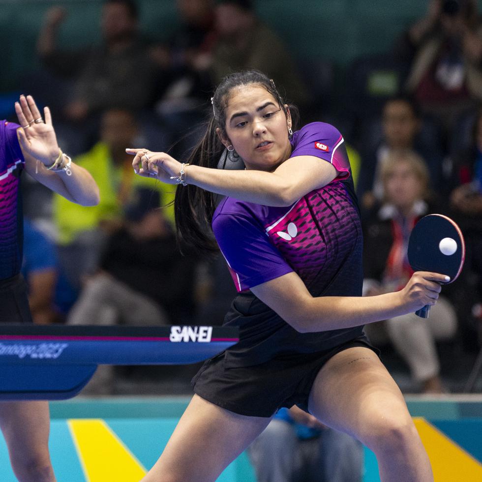 Melanie Díaz, atrás, y Adriana Díaz se quedaron cortas en el objetivo de avanzar a la ronda final de dobles femenino y de defender el oro logrado en la pasada edición de los Panamericanos Lima 2019.