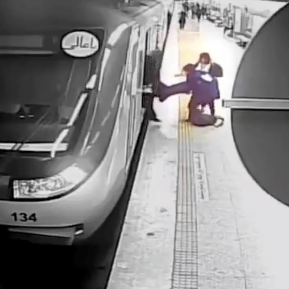 En esta imagen de archivo, tomada de un video de una cámara de vigilancia y emitida en la televisión estatal iraní, mujeres sacan el cuerpo de Armita Geravand de un vagón del metro de Teherán.