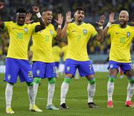 De izquierda a derecha, Vinicius Junior, Raphinha, Lucas Paquetá y Neymar bailan tras el segundo gol de Brasil en el partido ante Corea del Sur.