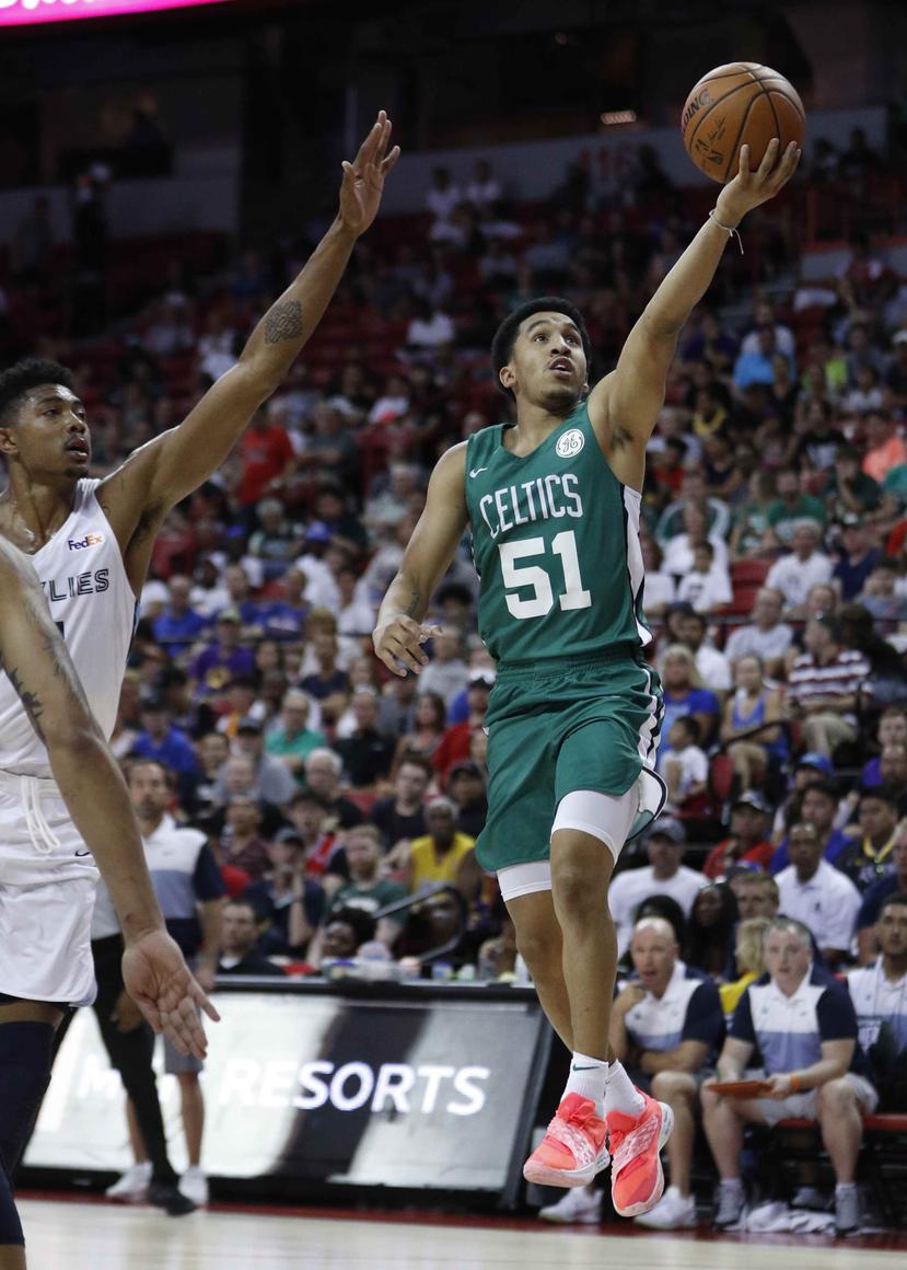 Tremont Waters fue seleccionado en el sorteo de la NBA por los Celtics de Boston en la segunda ronda. (AP)