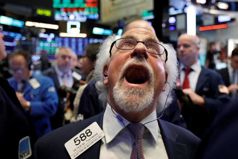 Al lado, el corredor de bolsa Peter Tuchman trabaja en el New York Stock Exchange. Expertos destacaron que en 2019 urge identificar oportunidades para hacer contrapeso a la volatilidad del mercado de valores. (AP)