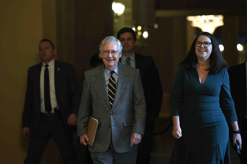 El líder de la mayoría en el Senado Mitch McConnell camina en el Capitolio, Washington. (AP/Susan Walsh)