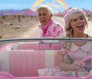 Ryan Gosling, izquierda, y Margot Robbie en una escena de "Barbie" en una imagen proporcionada por Warner Bros. Pictures.