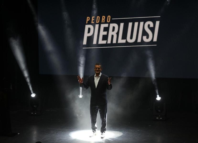 Pedro Pierluisi al salir al escenario en el teatro Taboas para realizar su anuncio.