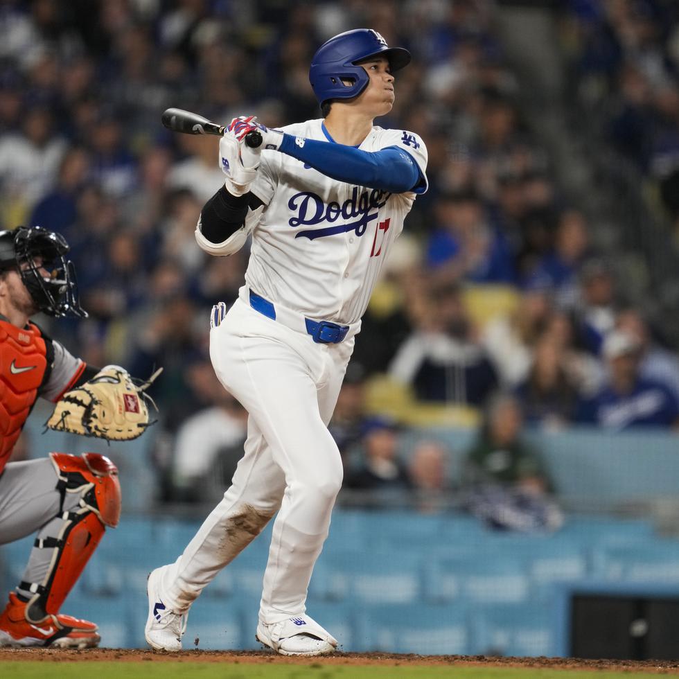 El japonés Shohei Ohtani, bateador designado de los Dodgers de Los Ángeles, conecta un jonrón en el encuentro ante los Giants de San Francisco, a quienes derrotaron 5-4 para barrer su serie de tres partidos.