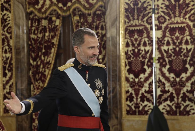 El rey de España tomó la decisión luego que se hiciera público que es beneficiario de una sociedad "offshore" creada por el rey Juan Carlos I. (archivo)