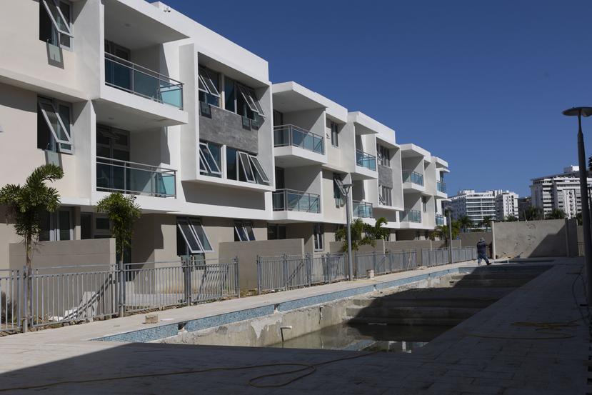 Solemare, complejo de apartamentos walk-up que se construye en Isla Verde, y que se vendieron entre $293,000 y $365,000. Estas unidades están a punto de ser entregadas.