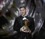 Lionel Messi con el Balón de Oro en la ceremonia de hoy, lunes.