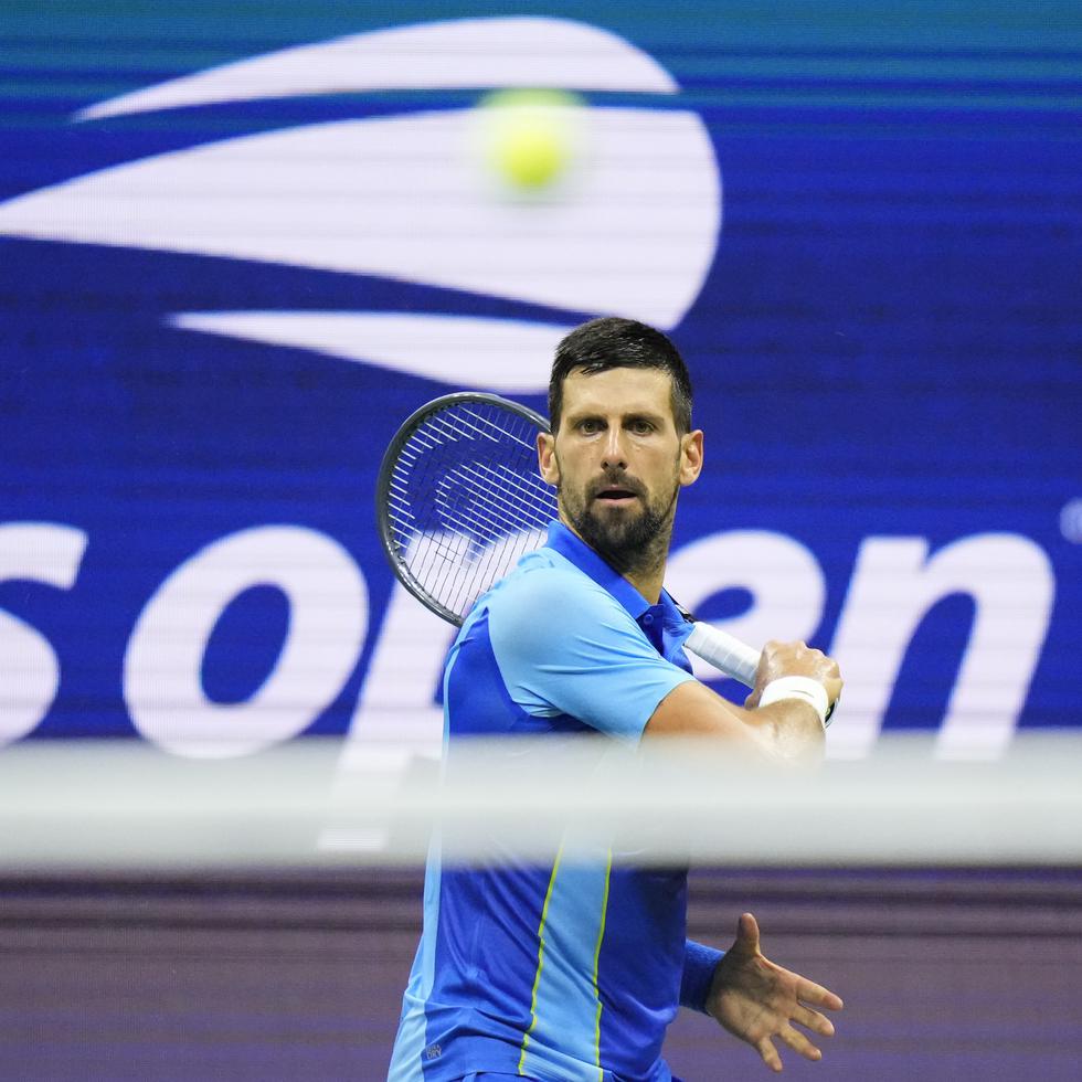 El serbio Novak Djokovic devuelve ante el francés Alexandre Muller durante la primera ronda del US Open.