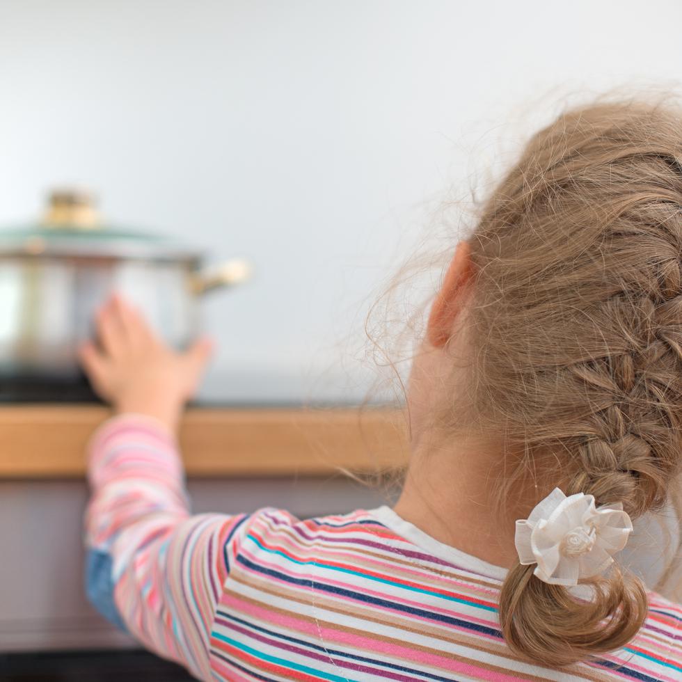 Es esencial que haya una supervisión adecuada de los niños en estos procesos, ya que estas lamentables situaciones ocurren principalmente en la cocina seguida por el baño. (Shutterstock)