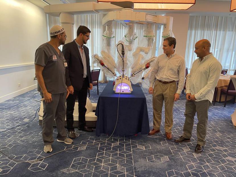 De izquierda a derecha, los doctores Sadiasept Guillont Juarbe,  Pedro Hernández,  Eduardo Canto y  Eric Escribano Burgos, durante la presentación del sistema robótico  "da Vinci Xi".