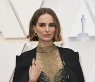 La actriz lució una capa, sobre su vestido negro y dorado, en la que figuraban bordados el nombre de ocho directoras de cine. (AP)
