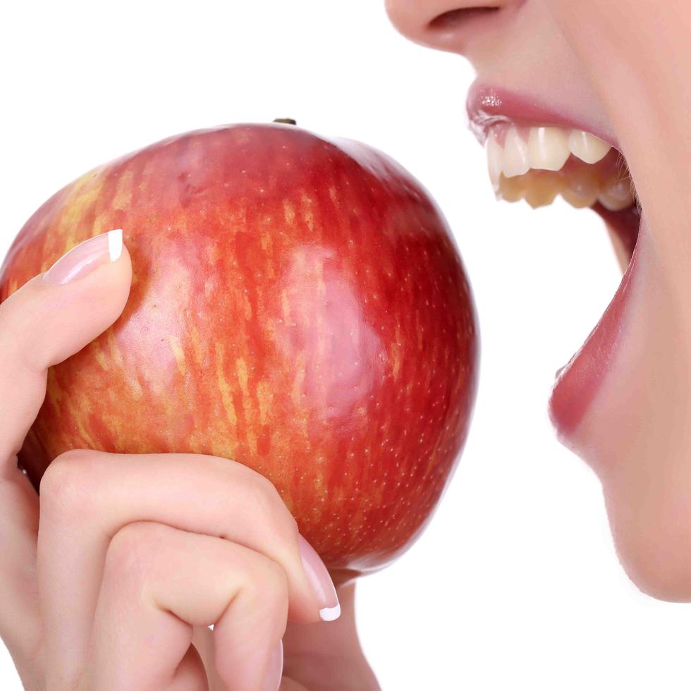 Las manzanas aportan un estímulo gustativo y mecánico favorable para el flujo salival.