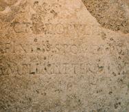 Esta foto muestra un detalle de una piedra demarcatoria de la antigua Roma durante su presentación a la prensa en la capital italiana el 16 de julio del 2021.