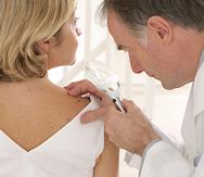 El dermatólogo es el especialista de la piel y quien podrá identificar si esta tiene señales de alerta para el cáncer.